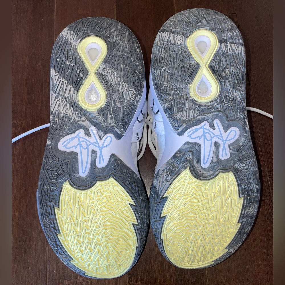 Nike Kyrie basketball sneakers - Picture 2 of 3